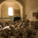 L�interno, invaso da pietre e calcinacci...